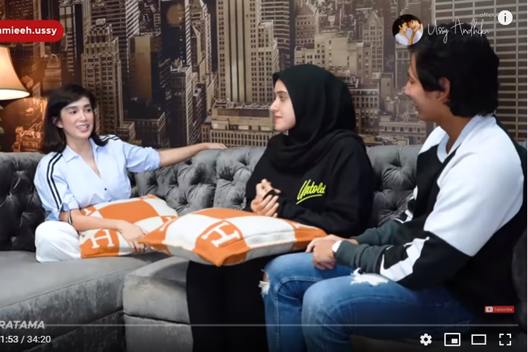 Ussy Sulistiawati saat berbincang bersama pasangan Fairuz A Rafiq dan Sonny Septian yang diunggah ke akun YouTube pribadinya. 