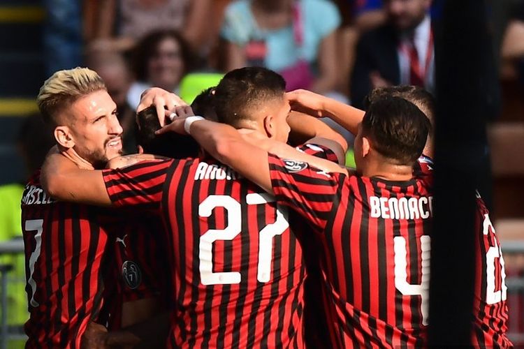 Penyerang AC Milan, Hakan Calhanoglu (tidak terlihat), mendapatkan pelukan dari rekan setim setelah mencetak gol pada pertandingan Serie A melawan  Brescia di Stadion San Siro pada Sabtu (31/8/2019).