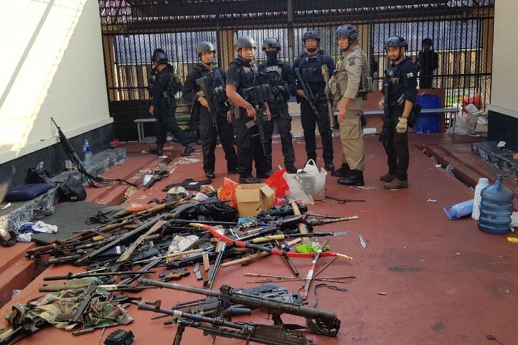 Suasana rumah tahanan di Mako Brimob, Kelapa Dua, Jakarta, Kamis (10/5/2018) setelah berhasil dikuasai kembali oleh Polri. Sebanyak 155 tahanan terorisme akhirnya menyerah tanpa syarat ke pihak aparat kepolisian setelah kerusuhan selama kurang lebih 36 jam. 