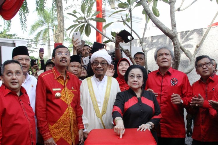 Megawati Soekarnoputri meresmikan kantor baru DPD PDI Perjuangan Sumatera utara di Jalan Jamin Ginting KM 11, Medan Tuntungan, Sumatera Utara, Selasa (18/7/2017)