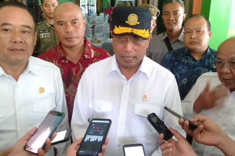 Menteri Perhubungan Budi Karya Sumadi ketika melakukan kunjungan kerja di Kabupaten Lahat, Sumatera Selatan. Budi menjelaskan, pada bulan depan pengerjaan tol Sumsel-Bengkulu akan dimulai.