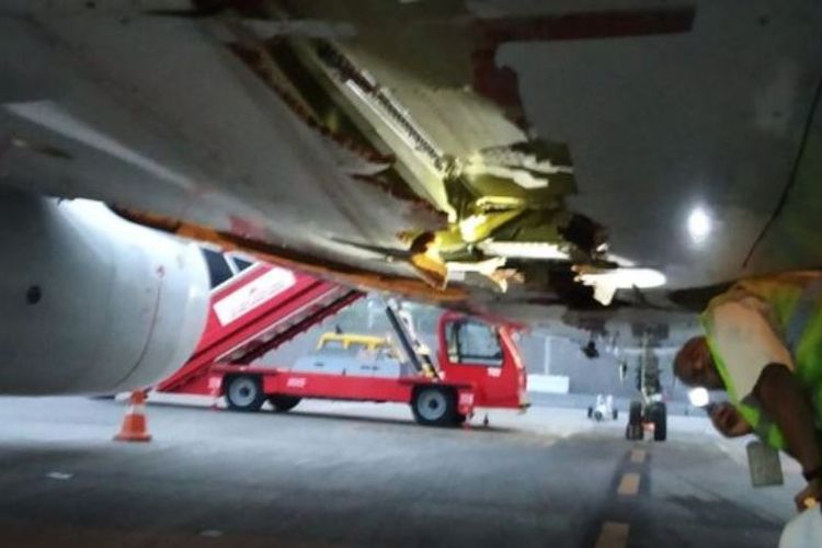 Foto yang menunjukkan kerusakan pada badan pesawat Boeing 737-800 milik Air India Express akibat bersenggolan dengan dinding perimeter bandara.