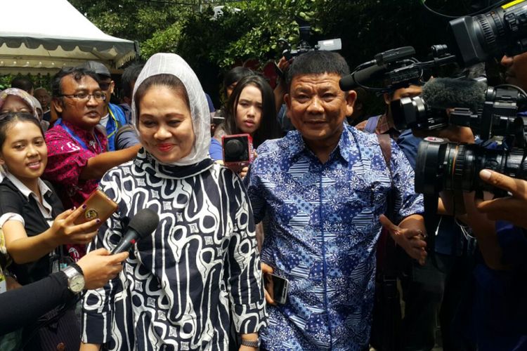 Ibunda Bobby Nasution didampingi keluarga memasuki area Gedung Graha Saba Buana Solo untuk mengikuti geladi bersih pernikahan Kahiyang-Bobby, Senin ( 6/11/2017).