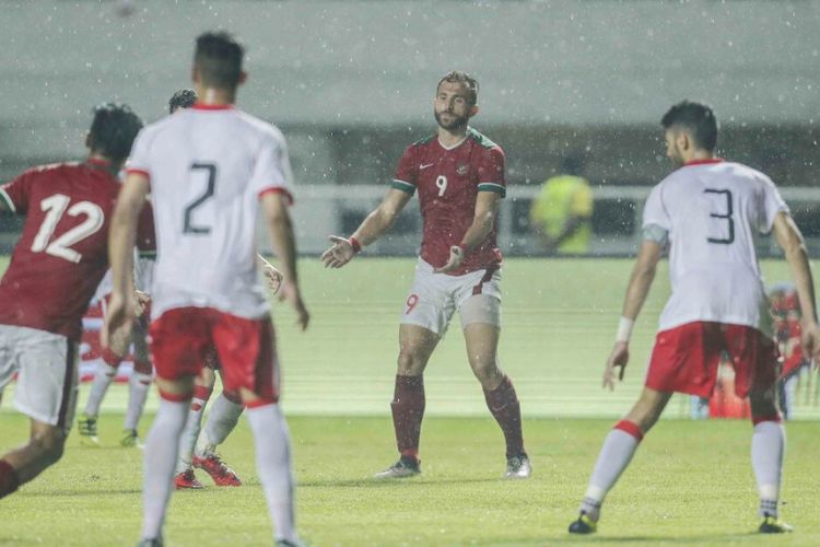 Penyerang timnas Indonesia, Ilija Spasojevic, tengah meminta bola kepada rekan-rekannya pada laga kontra Bahrain, Jumat (27/4/2018).