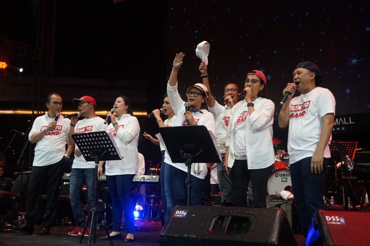 (dari kiri) Tantowi Yahya, Hanif Dhakiri, Puan Maharani, Yuni Shara, Retno Marsudi, Agus Gumiwang, Sri Mulyani, dan Teten Masduki tampil di konser amal Gala Dana 100 Biduan 100 Hits Untuk Palu-Donggala Sulteng di Lippo Mall Kemang, Jakarta Selatan, Jumat (5/10/2018). Kompas.com