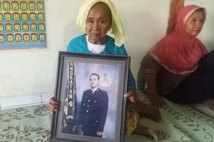 Suminah dan foto anaknya, AKBP Mito.