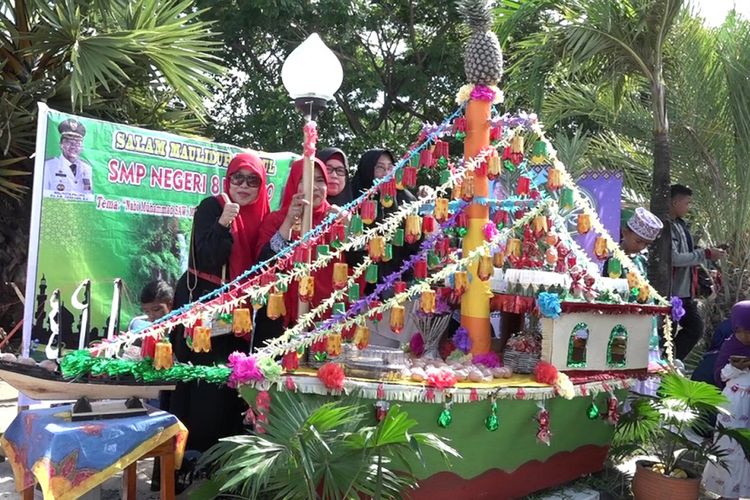 Berbagai miniatur seperti perahu berisi telur dalam festival bunga male sebagai rangkaian acara peringatan maulid di masjid agung palopo, Selasa (20/11/2018)