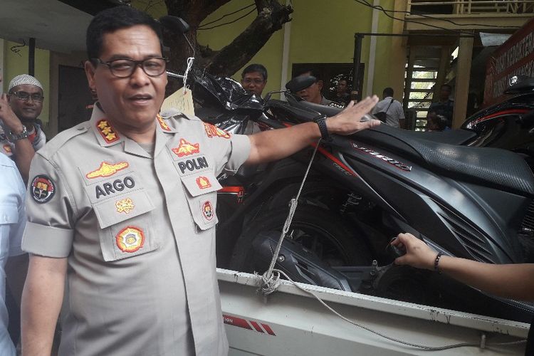 Kabid Humas Polda Metro Jaya Kombes Argo Yuwono menunjukkan barang bukti sepeda motor curian dalam konferensi pers di RS Polri Kramat Jati, Selasa (30/4/2019).