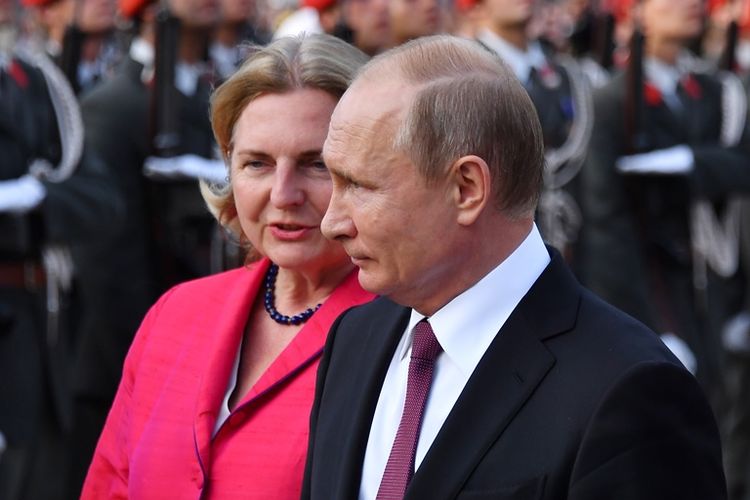Presiden Rusia Vladimir Putin bersama dengan Menteri Luar Negeri Austria Karin Kneissl saat acara peringatan Perang Dunia II di Wina, 5 Juni 2018.