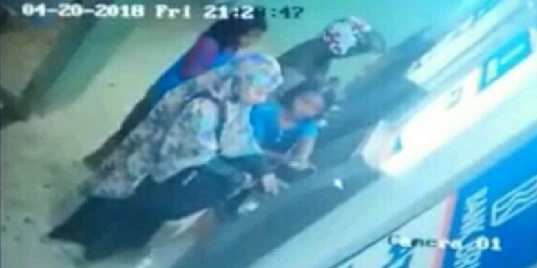 Aksi dua bocah belasan tahun memereteli uang nasabah di salah satu ATM di Kota Makassar.