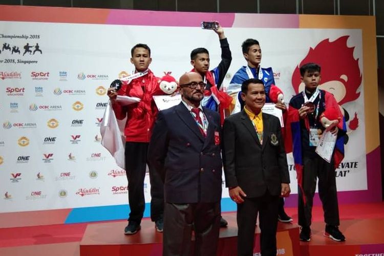 Khoirudin Mustakim berfoto bersama para juara yang lain.