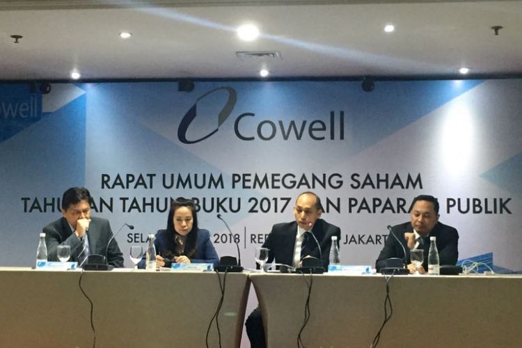 Presiden Direktur PT Cowell Development Tbk Darwin F Manurung (kedua dari kanan) saat menyampaikan hasil RUPS di Jakarta, Selasa (8/5/2018).