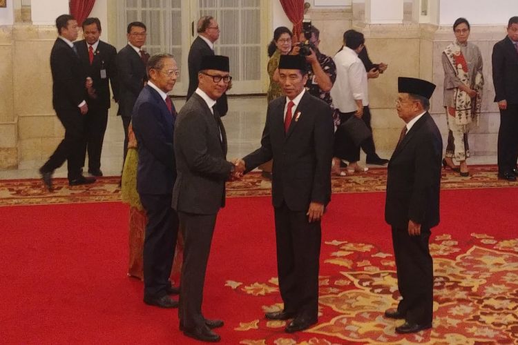Presiden Joko Widodo memberikan selamat kepada Agus Gumiwang Kartasasmita yang baru saja ia lantik sebagai menteri sosial, di Istana Negara, Jakarta, Jumat (24/8/2018).