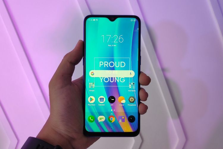 Tampak depan, Realme 3 Pro memiliki layar 6,3 inci dengan resolusi 1.080 x 2.340 piksel (rasio 19,5:9). Realme 3 Pro juga mengusung desain kamera depan (25 megapiksel) yang ditempatkan di sebuah poni berbentuk waterdrop.