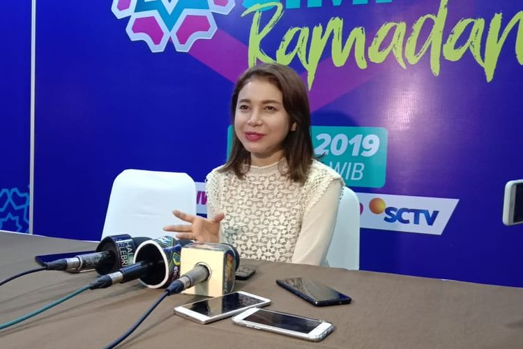 Rossa jumpa pers di sela latihan untuk konser bertajuk Lazada Simfoni Ramadan SCTV di  Rossi Musik, Fatmawati, Jakarta Selatan.