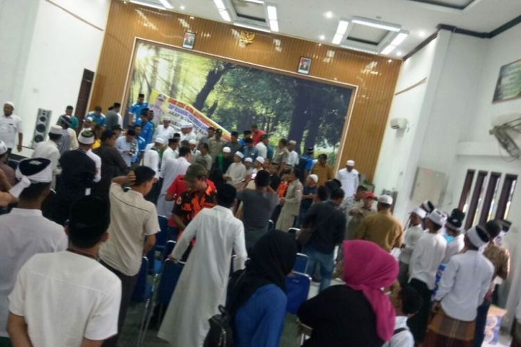 Massa dari berbagai organisasi masyarakat Islam mendatangi Mapolres Aceh Utara di Lhoksukon, Aceh Utara, Selasa (30/1/2018).