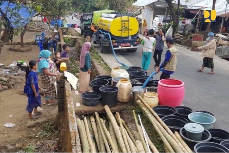 Pengisian air bersih di Desa Bilok Petung, Kecamatan Sembalun, Lombok Timur.