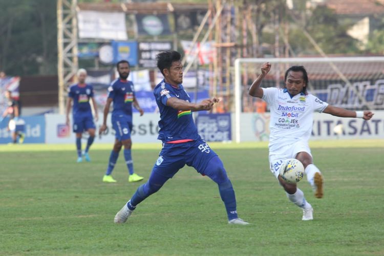 Pemain PSIS, Bayu Nugroho dan gelandang Persib, Hariono, berjibaku di Stadion Madya, Magelang, Minggu (21/7/2019).