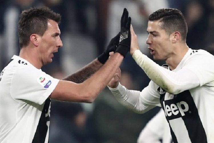 Mario Mandzukic merayakan golnya bersama Cristiano Ronaldo dalam laga Juventus vs AS Roma di Stadion Allianz pada lanjutan Liga Italia, 22 Desember 2018. 