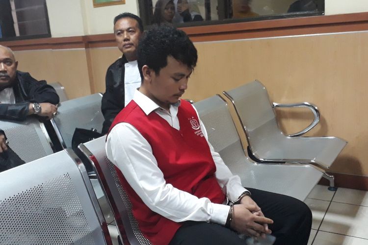 Terdakwa kasus pembunuhan satu keluarga di Bekasi, Haris Simamora saat jalani sidang lanjutan di Pengadilan Negeri Bekasi, Kota Bekasi, Rabu (20/3/2019).