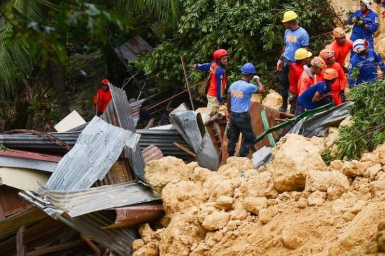 Petugas mencari korban yang selamat di lokasi longsor di Naga, provinsi Cebu Kamis (20/9/2018). (AFP/Alan Tangcawan)