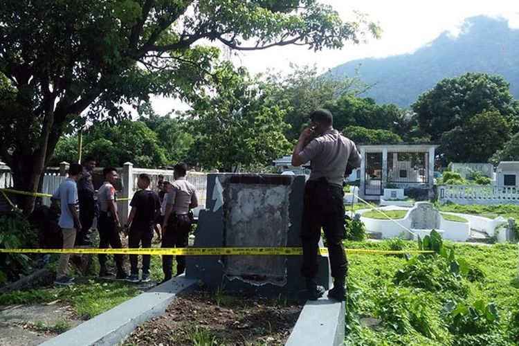 Tiga granat peninggalan perang ditemukan di tumpukan sampah kawasan perkuburan cina, Kota Ternate, Maluku Utara, Rabu (29/05/2019)