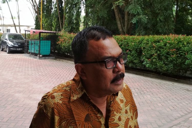 Erwan Rozali Nasution, paman dari Muhammad Bobby Afif Nasution saat memberikan keterangan kepada wartawan di posko pengamanan acara Ngunduh Mantu, Selasa (14/11/2017).