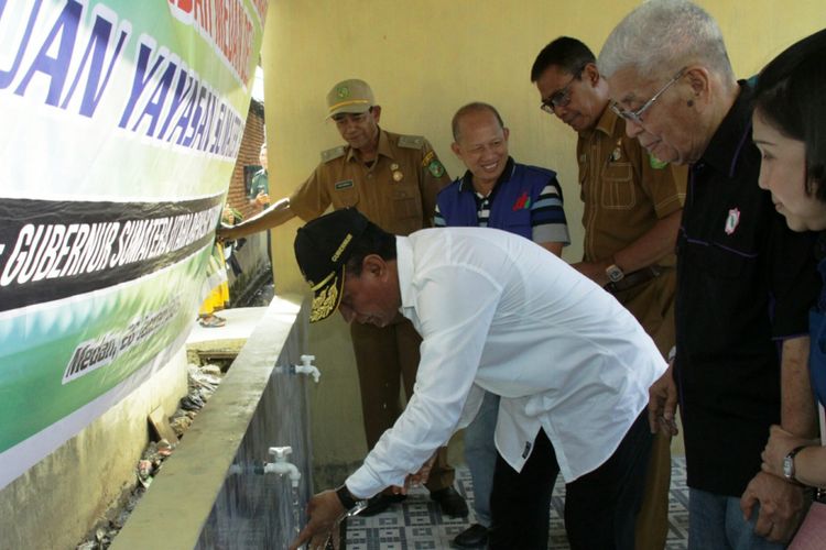 Gubernur Sumut Edy Rahmayadi meresmikan sarana air bersih dan sanitasi di Kelurahan Sicanang, Kecamatan Belawan, Kota Medan, Senin (28/1/2019)