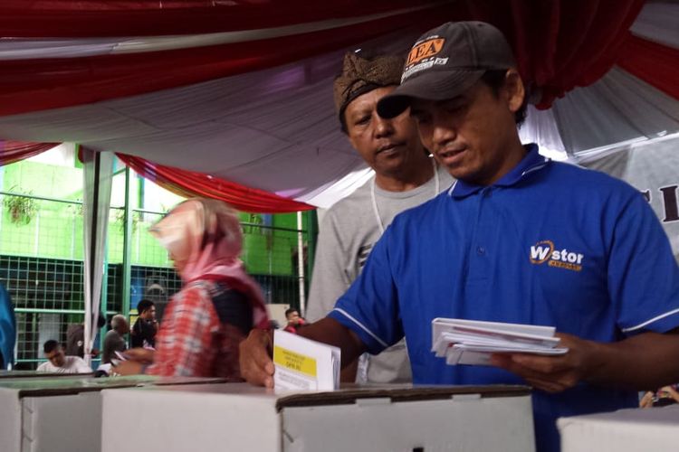 Seorang warga Cianjur, Jawa Barat tengah memasukkan surat suara ke dalam kotak saat mengikuti simulasi Pemungutan dan Penghitungan Suara Pemilu 2019 di komplek MAN Joglo, Sawah Gede, Cianjur, Jawa Barat, Minggu (24/3/2019).