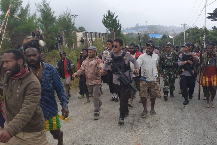 Kapolsek Sugapa Ipda Patria Wanda Sigit berhasil melerai petugas PPD Hitadipa dan seorang caleg yang berseteru dan berpotensi menyebabkan bentrok antar masyarakat di Distrik Sugapa, Kabupaten Intan Jaya, Papua (4/5/2019)