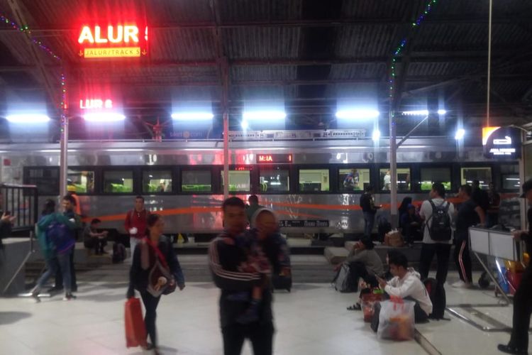 Para penumpang keluar dari kereta api di Stasiun Bandung, Rabu (29/5/2019).