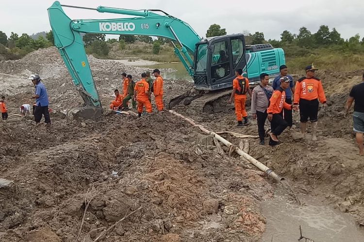 Satu unit ekskavator dikerahkan mencari penambang timah yang tertimbun longsoran di Lubuk Besar, Bangka Tengah, Kamis (20/6/2019).