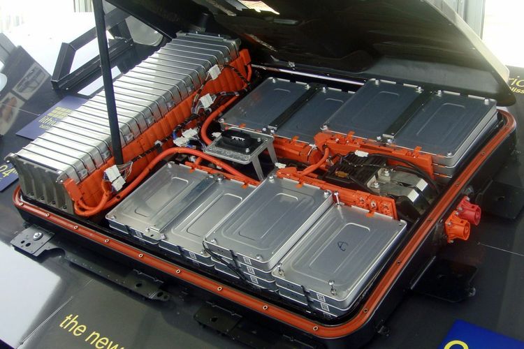 Ilustrasi baterai pada mobil listrik yang dikemas dalam komponen yang aman