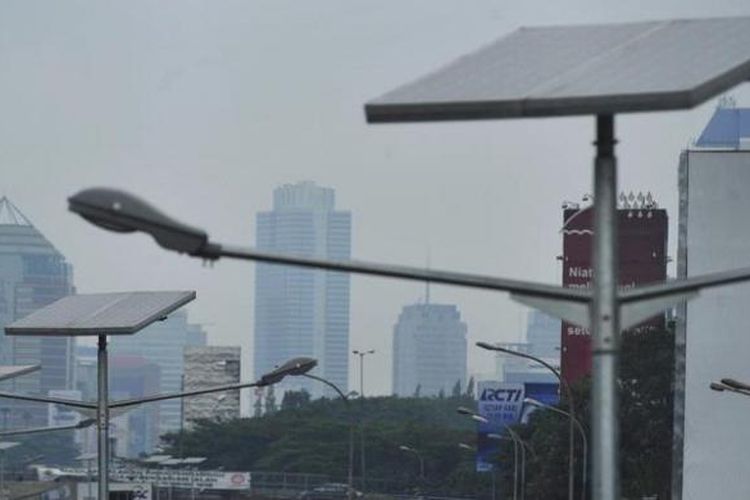 Lampu penerangan jalan dengan panel surya atau solar sel terpasang di ruas tol dalam kota di sekitar Gedung Parlemen, Jakarta, Minggu (10/6/2012). Penggunaan panel surya yang direncanakan sebanyak 1.800 titik antara Cawang-Cengkareng ini diharapkan bisa menghemat biaya listrik hingga 620 juta per bulan.
