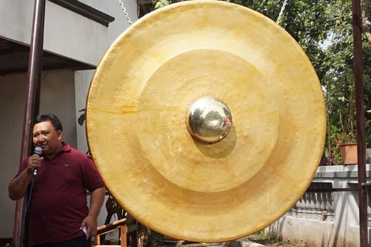 Mustika Laras memproduksi gamelan sejak tahun 1959. Usaha ini ditekuni secara turun temurun. Sekarang ditekuni oleh Didik Adiono sebagai generasi ketiga. Mustika Laras berada di Desa Jatirejo, Kecamatan Loceret, Kabupaten Nganjuk, Jawa Timur. Foto diambil Kamis (24/1/2019).