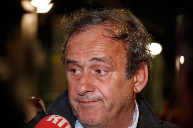 Mantan Presiden UEFA Michel Platini berbicara kepada media sebelum meninggalkan Kantor Pusat untuk Memerangi Korupsi dan Kejahatan Keuangan dan Pajak setelah ditangkap sehubungan dengan penyelidikan atas dugaan suap pemilihan Piala Dunia 2022 ke Qatar, di Nanterre, barat Paris pada Rabu 19 Juni 2019. 