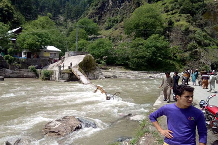 Kondisi jembatan di atas sungai Neelum di Kashmir, Pakistan, yang ambrol pada Minggu (13/5/2018), menyebabkan puluhan siswa terjatuh ke dalam sungai.