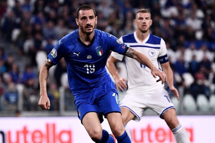 Leonardo Bonucci bertugas mengawal Edin Dzeko pada pertandingan Italia vs Bosnia-Herzegovina dalam lanjutan kualifikasi Euro 2020 di Stadion Allianz, Turin, 11 Juni 2019. 