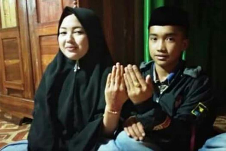 Reski (13) dan istrinya Sarmila (17) setelah melangsungkan pernikahan di rumahnya tanpa melalui Kantor Urusan Agama (KUA) Bantaeng. 