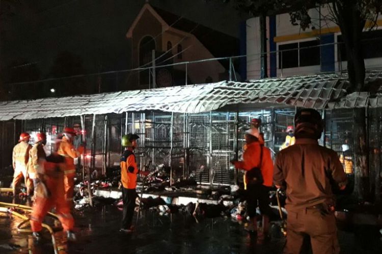 Petugas pemadam kebakaran usai berhasil memadamkan api yang melalap 35 kios di taman parkir Jalan Panembahan Senopati pada Minggu (06/01/2019) malam.