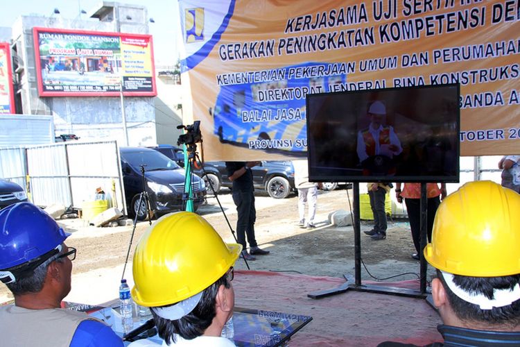 Gubernur Sumut menyaksikan Video langsung pidato Presiden di lokasi proyek underpass Brigjen Katamso-Titikuning Medan, Kamis (19/10/2017)