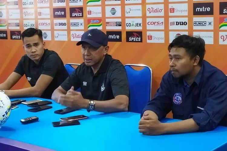 Pelatih PS Tira-Persikabo, Rahmad Darmawan (tengah), saat konferensi pera di Kantor Arema FC, Kota Malang, Jumat (28/6/2019)