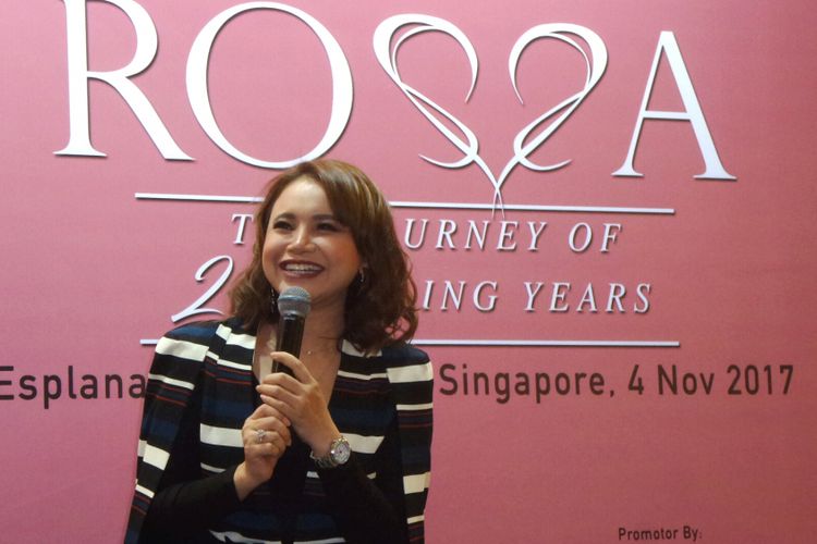 Penyanyi Rossa dalam jumpa pers konser The Journey of 21 Dazzling Years Concert di Lippo Mall Kemang, Jakarta Selatan, Rabu (4/10/2017).