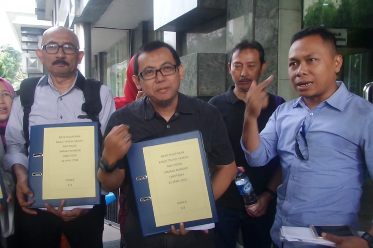 Sejumlah korban melaporkan Abu Tours atas dugaan penipuan di Bareskrim Polri, Jakarta, Kamis (12/4/2018).