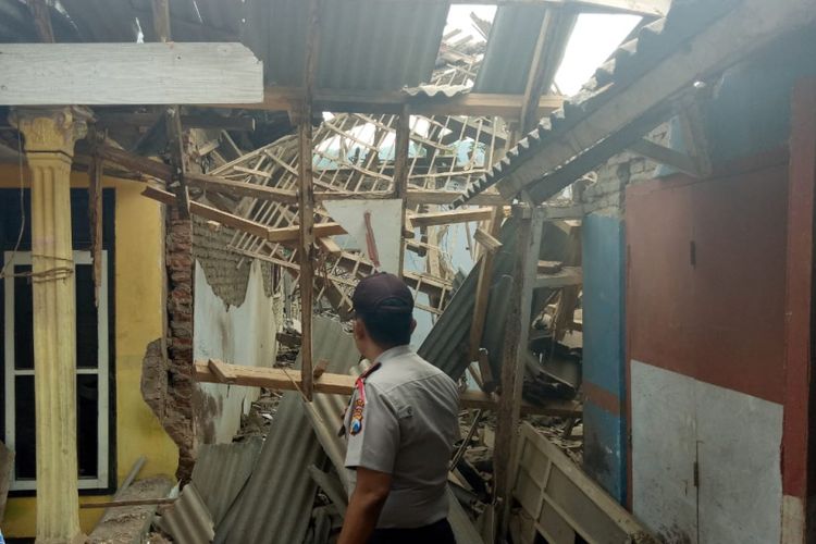 Petugas kepolisian melakukan olah TKP di lokasi ledakan petasan di Desa Sidoluhur, Kecamatan Lawang, Kabupaten Malang, Minggu (27/5/2018)