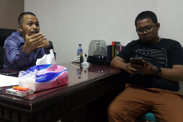 Kepala Seksi Pidana Khusus Kejaksaan Negeri Mejayan Bayu Novrian Dinata (kiri) menjelaskan alasan penyidik tidak menahan dua pejabat Pemkab Madiun yang sudah ditetapkan sebagai tersangka dalam kasus pengelolaan dana sampah senilai Rp 2 milyar. 