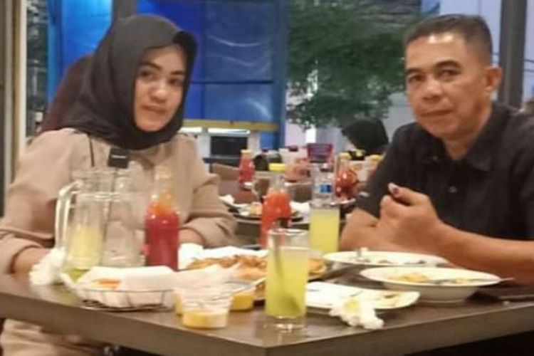 Salah satu istri Andi Sukma, Legislator partai Hanura di Luwu Utara, usai pelantikan, dirinya membawa 3 istri sekaligus untuk mengikuti pelantikan.(Foto oleh : Andi Sukma) 