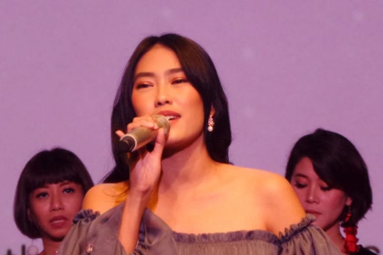 Alika Islamadina bernyanyi di Lounge XXI Plaza Senayan, Jakarta Pusat, Senin (20/3/2018). Ia merilis album bertajuk Perfect Moment.