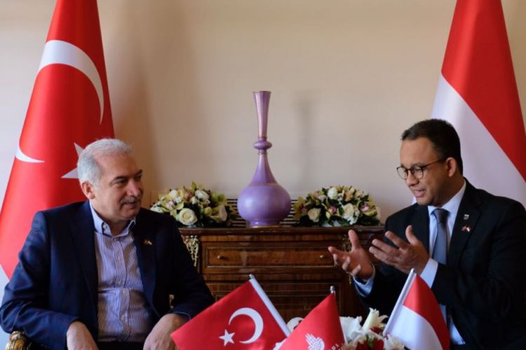 Wali Kota Istanbul Mevlut Uysal dengan Gubernur DKI Jakarta Anies Baswedan di Istanbul, Turki, Minggu (23/4/2018).