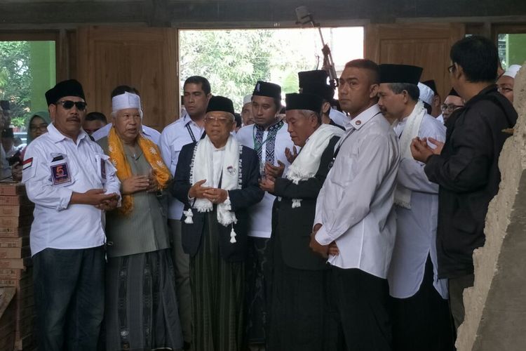 Calon wakil presiden nomor urut 01 Maruf Amin meresmikan gedung sekolah di Pondok Pesantren Atthohiriyah, Serang, Sabtu (6/4/2019). 